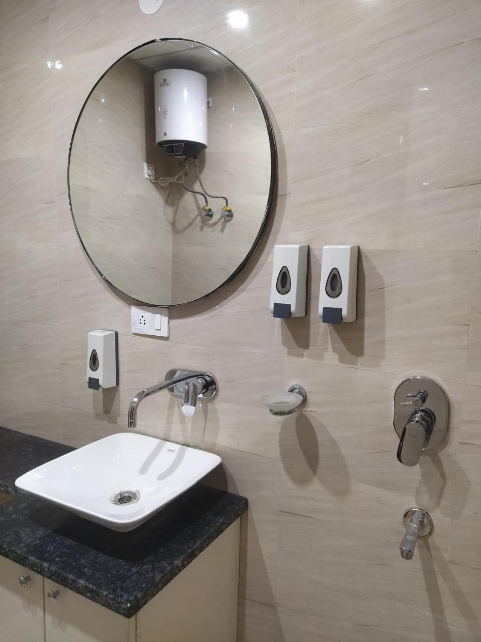 Limewood Stay - Near Golf Course Road Gurgaon Buitenkant foto